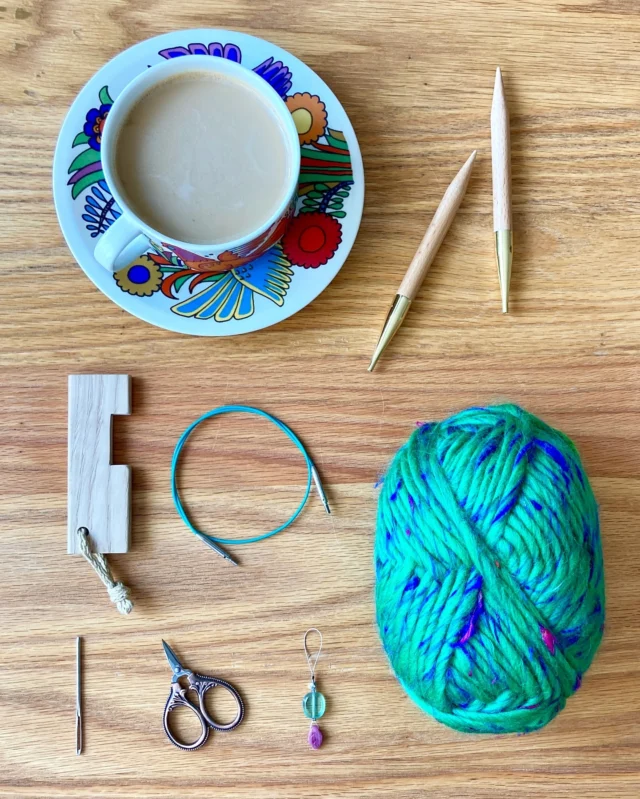 Składniki na czapkę dla Ciebie:

- 🧶Włóczka naturalna (na zdjęciu: 90% merino, 10% jedwab)
- druty o odpowiedniej grubości (tu 10 mm)
- żyłka o odpowiedniej długości (tu 60 cm)
- jeden ulubiony znacznik dziewiarski 
- igła dziewiarska
- nożyczki
- calóweczka (pomaga znaleźć zamiennik włóczki - dostępna za jakiś czas😉) 
- dużo dobrej kawy☕️ w ulubionym kubku
- wygodny fotel 

Czapki dostępne na naszej stronie. Jeśli nie ma Twojego koloru🎨, zapytaj - na pewno znajdziemy i zrobimy czapę specjalnie dla Ciebie. 

#czapka #czapkawełniana #wełna #welna #czapkanadrutach #czapkazimowa #czapkanazimę #wool #woolhat #polishbrand #beanie #handemadeknits #knittinghat #woolhat #welnianaczapka #wełnianaczapka #czapkanazamówienie